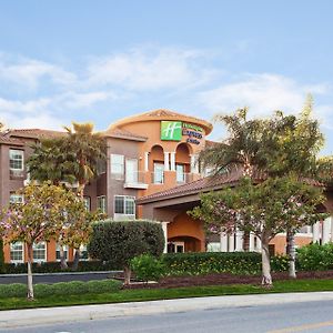 Holiday Inn Express & Suites Corona, An Ihg Hotel Exterior photo