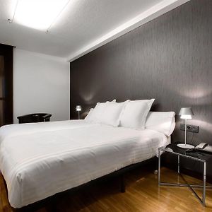 Apartamentos Mendebaldea Suites Pamplona Room photo