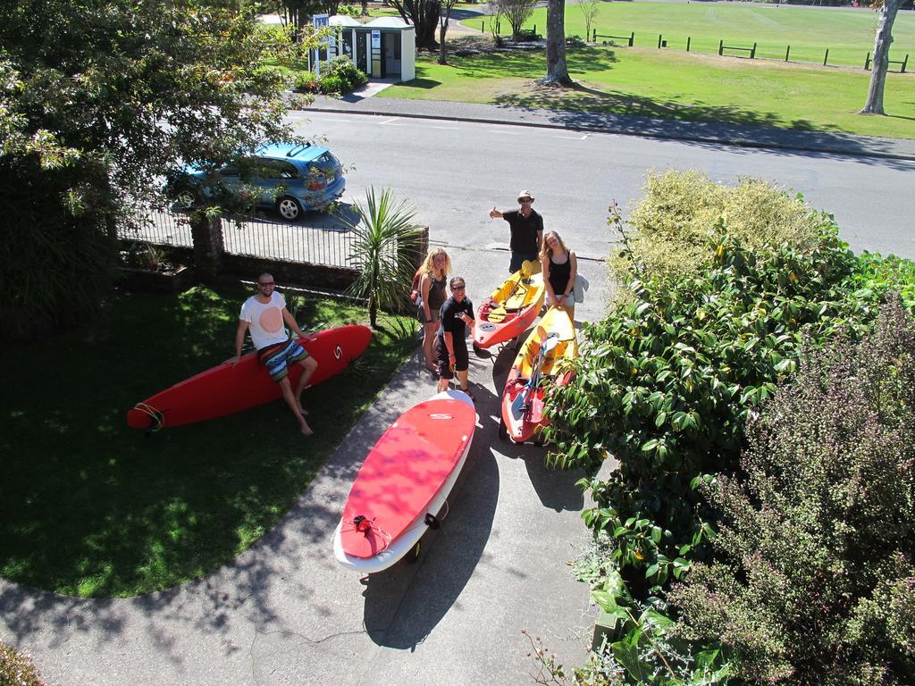 Bazil'S Backpackers Bbh Hostel & Surf School Westport Exteriér fotografie
