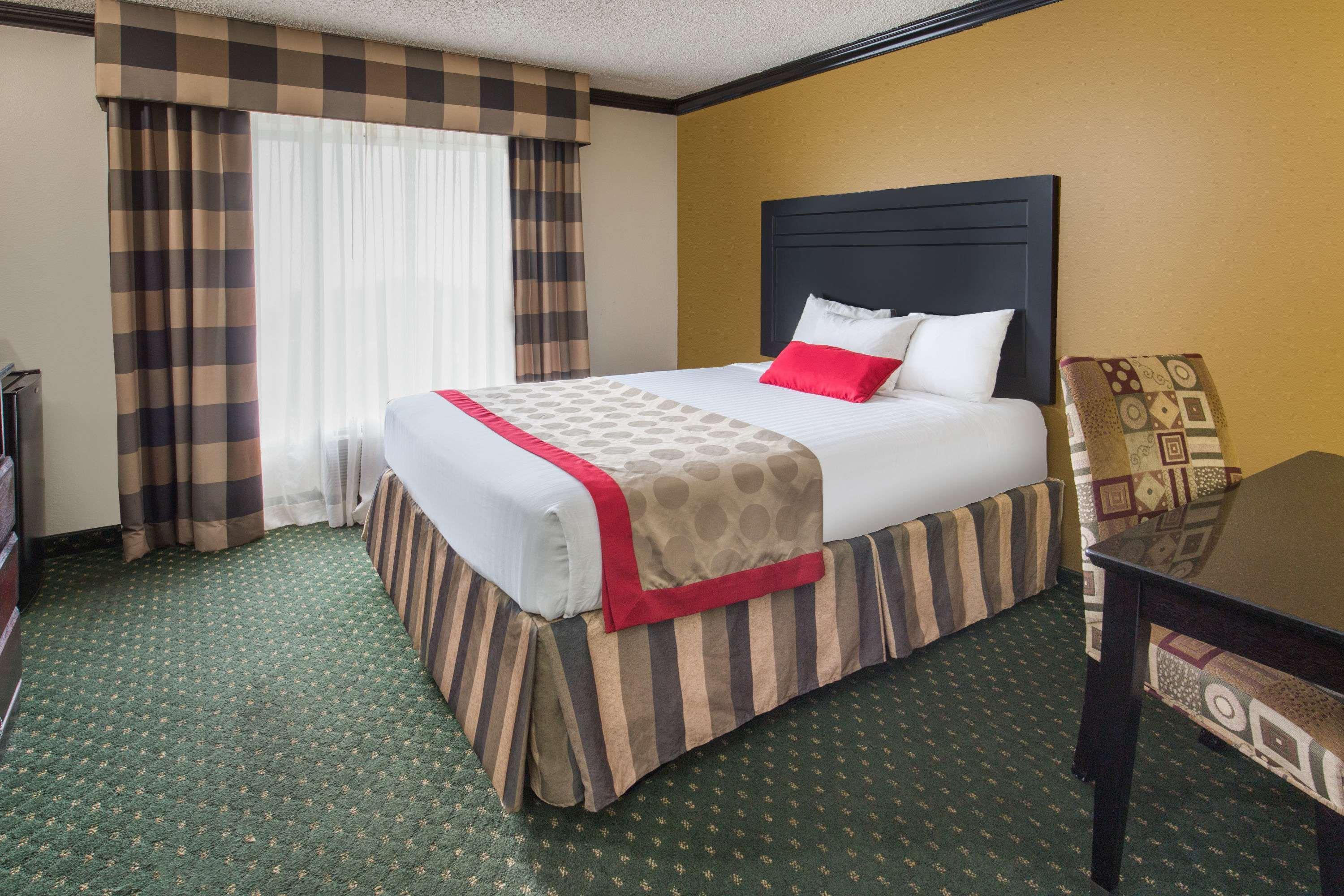 Hotel Ramada By Wyndham Ontario Exteriér fotografie