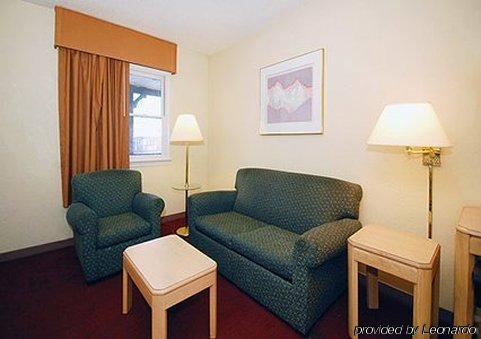Rodeway Inn And Suites Newport News Pokoj fotografie