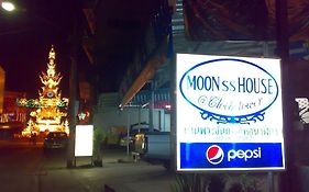 Hostel Moon House At Clock Tower Čiang Rai Exterior photo