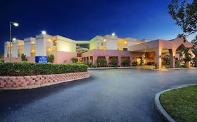 Hotel Baymont By Wyndham Tampa Near Busch Gardens Exterior photo