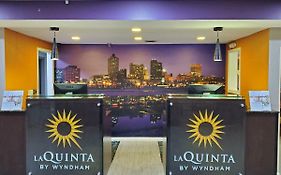 La Quinta Inn & Suites By Wyndham Memphis Airport Graceland Exterior photo