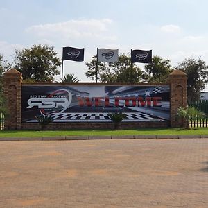 Hotel Red Star Raceway Delmas Exterior photo
