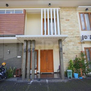 One & Quin Guest House Syariah Mitra Reddoorz Jenggrik Exterior photo