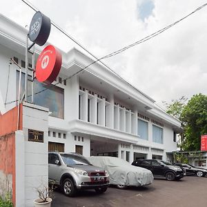 Hotel Reddoorz Syariah Near Taman Air Mancur Bogor Exterior photo