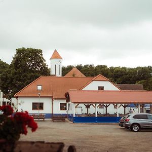 Hotel Čechův dvůr Louka  Exterior photo