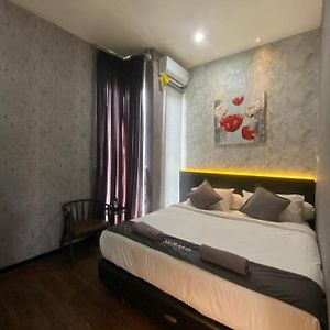 Emerald Guest House New York Purwokerto Exterior photo