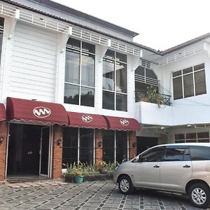 Hotel Reddoorz Near Kampung Warna Warni Malang Exterior photo