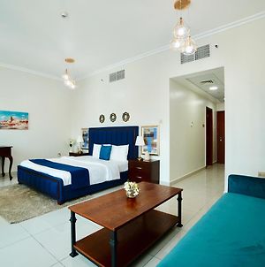 Two Continents Holiday Homes - Elegant Sea View Four Bedroom Apartment Dubaj Exterior photo