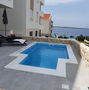 Apartmán Dolphin View With A Pool By The Beach Mandre Exterior photo