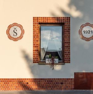 Restaurace-Pension-Vinařství U Šťastných Mistrin Exterior photo