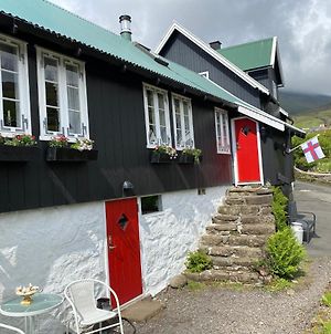Vila Cozy Traditional Faroese House Next To The River Kvivik Exterior photo