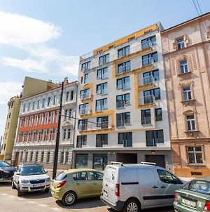 One Bedroom Penthouse Apartment In The Brand New Building Close To The City Center With Free Parking Praha Exterior photo