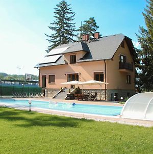 Villa For 20 People With Jacuzzi And Large Pool Mikulovice  Exterior photo