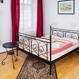 Charles Bridge Bed And Breakfast Praha Room photo