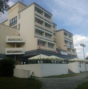 Hotel Lucia Veselí nad Lužnicí Exterior photo