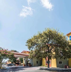 Hotel Baymont By Wyndham San Antonio Near South Texas Medical Ctr Exterior photo